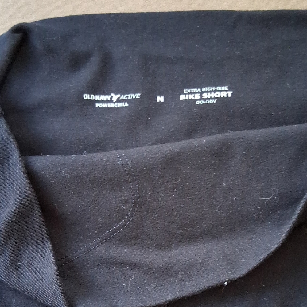Old Navy Active PowerChill High-Rise Shorts in Black Size M
